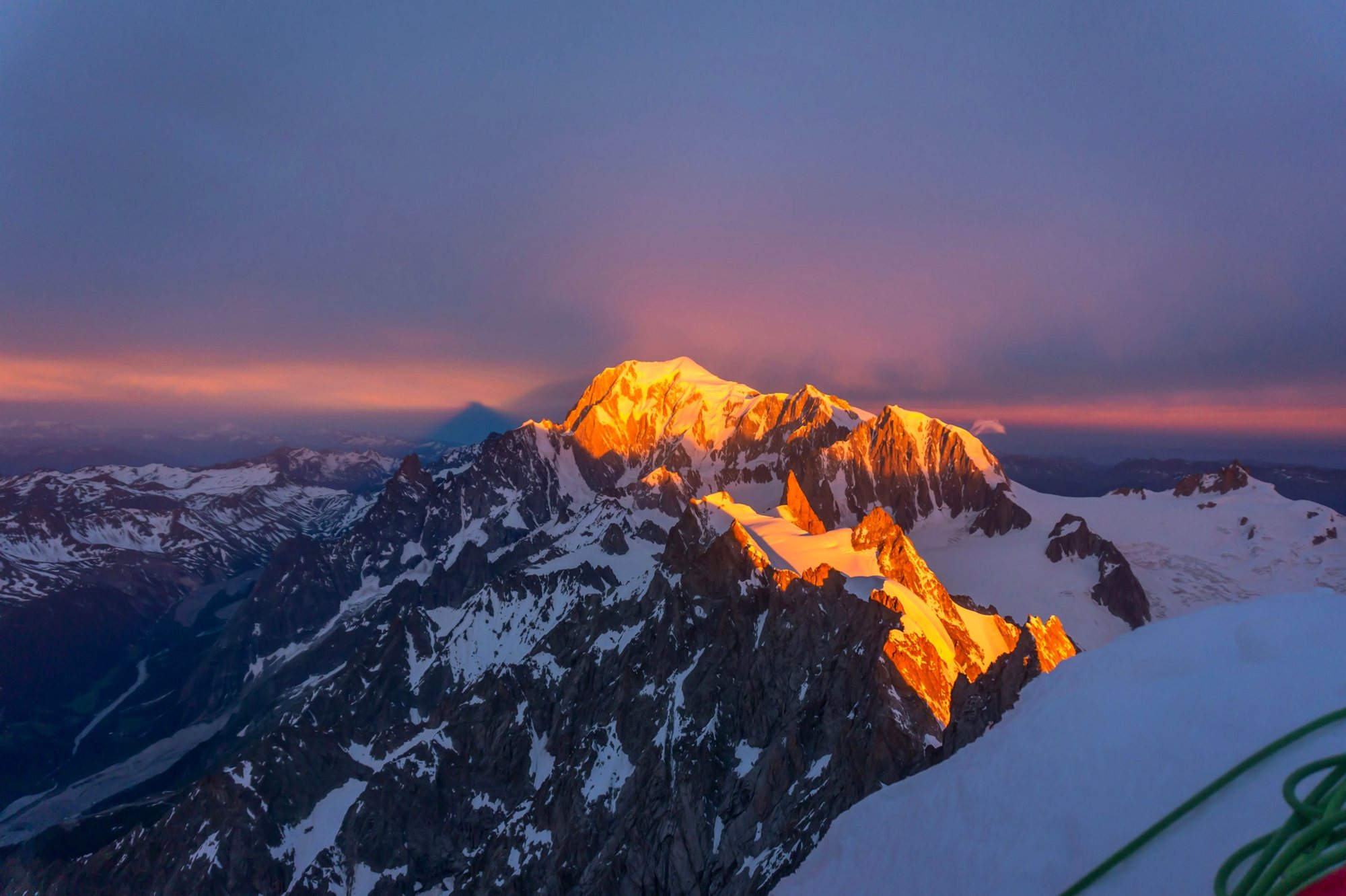 Le massif du Mont-Blanc au coucher de soleil, lumière dorée sur le sommet, Haute-Savoie