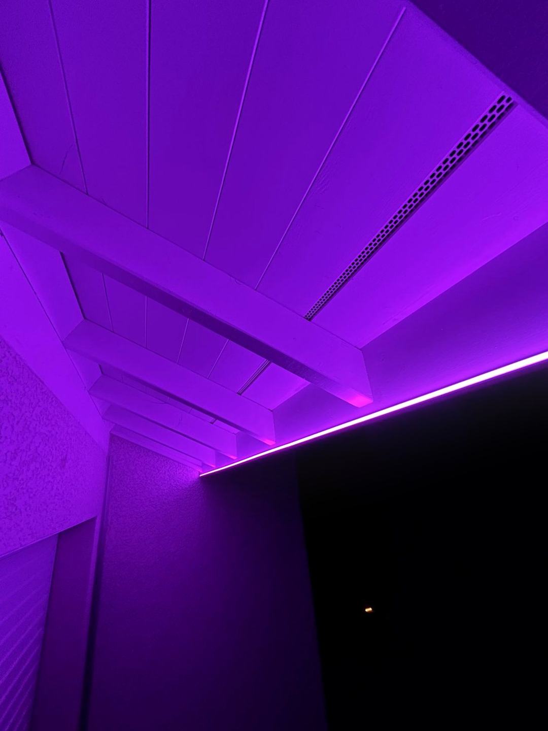 Mise en lumière de façade en scénographie magenta