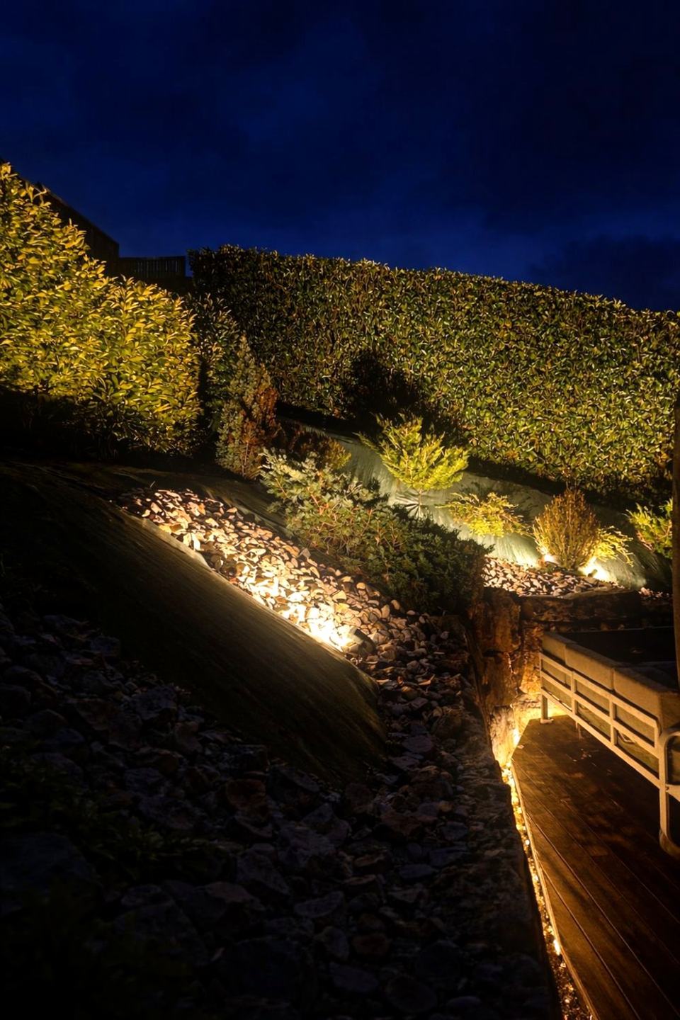 Jardin alpin mis en lumière à l'heure bleue par Alpine Lighting, ambiance montagne en Haute-Savoie