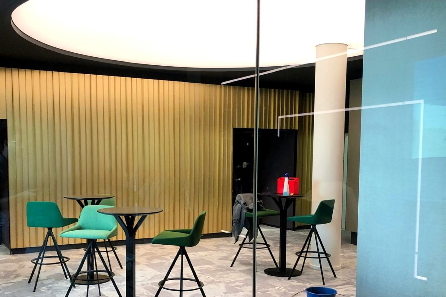 Conception lumière intérieure d'un espace lounge, ligne LED au plafond, Alpine Lighting