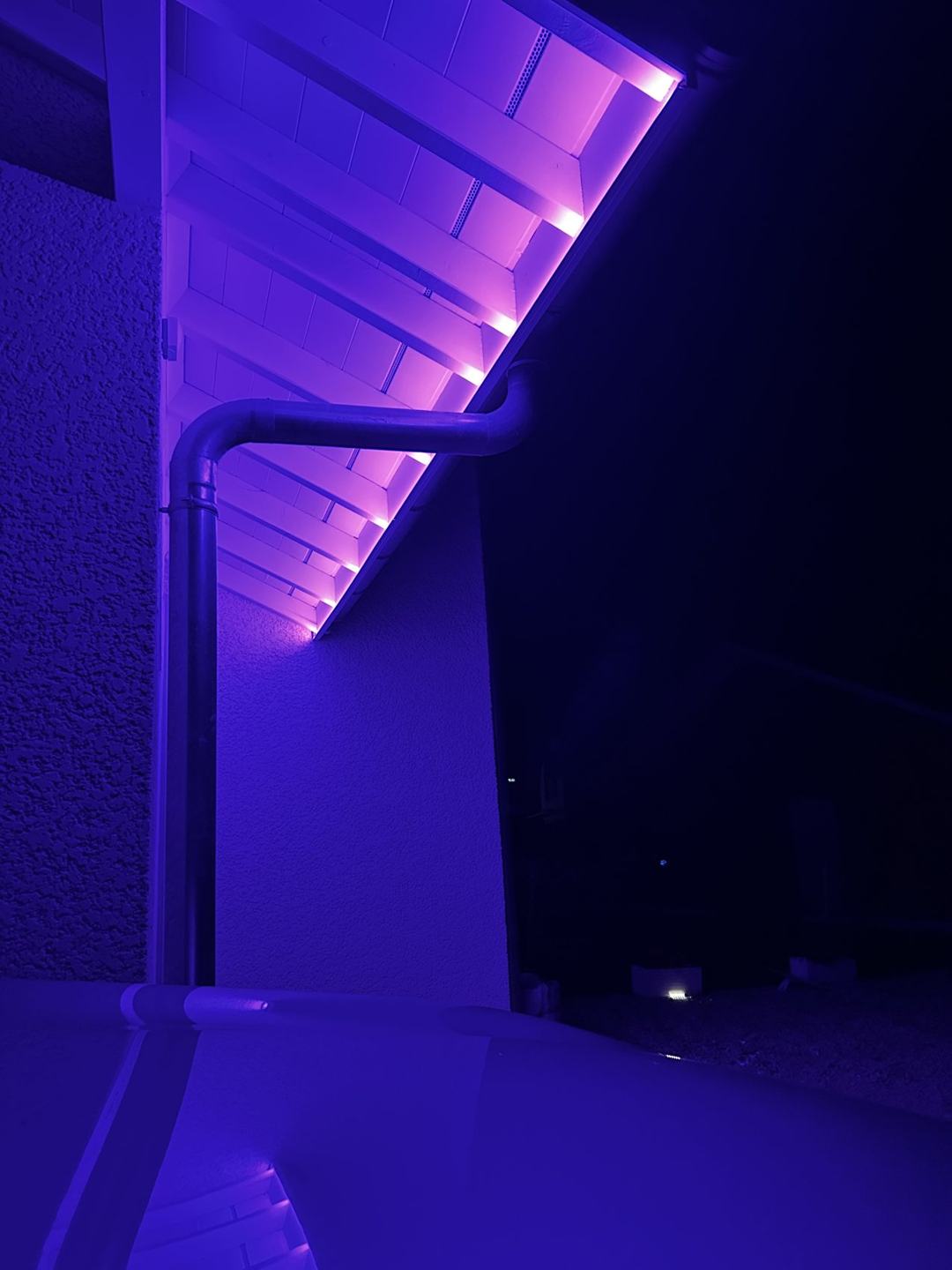 Mise en ambiance lumineuse colorée d'un escalier