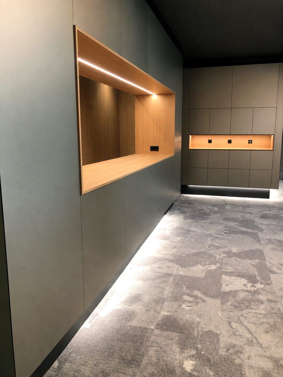 Niche en bois rétroéclairée par un ruban LED intégré, Alpine Lighting