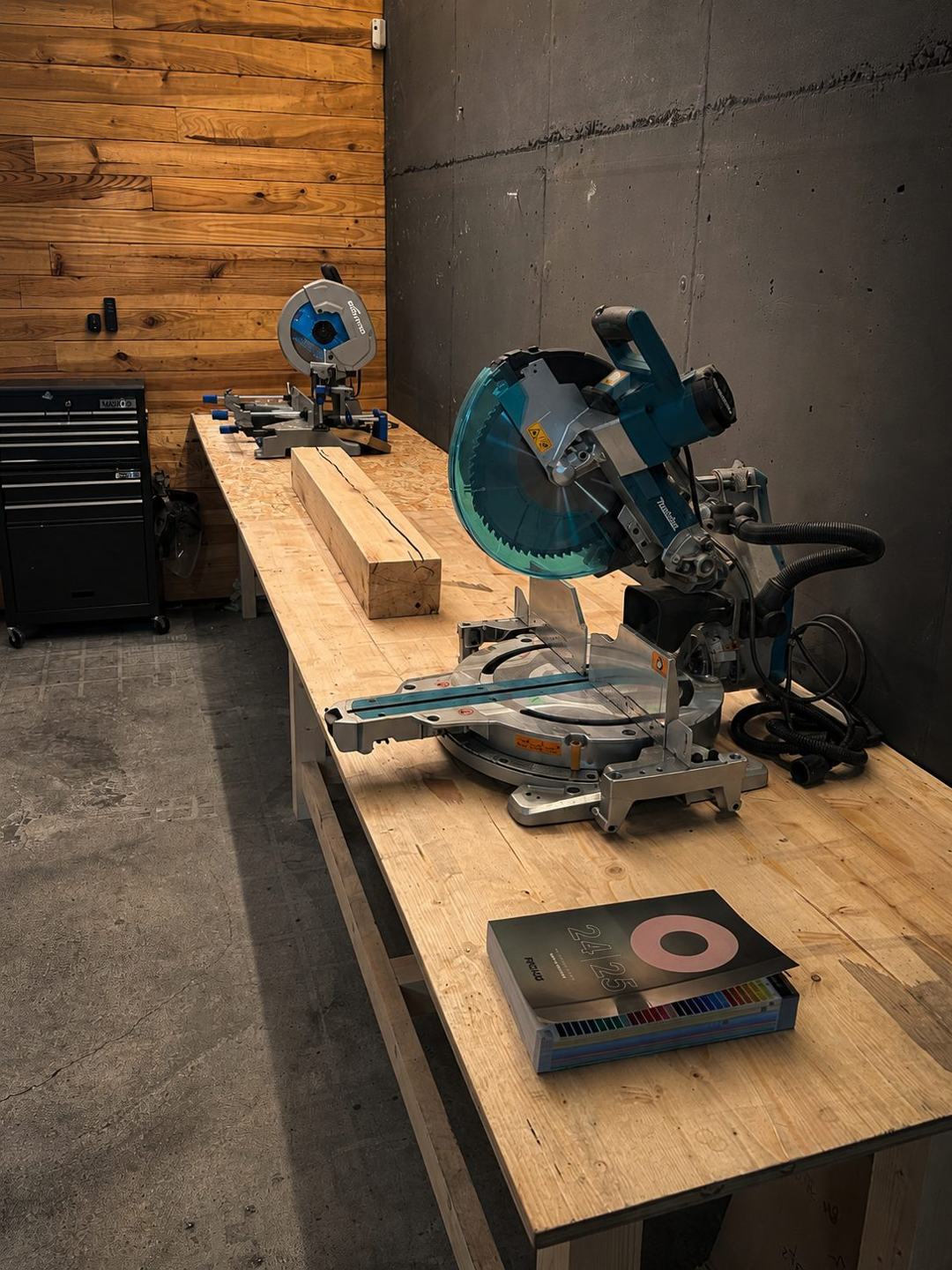 Préparation de kits LED et matériel d'éclairage à l'atelier Alpine Lighting