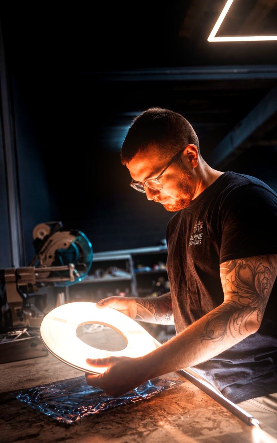 Création lumineuse sur-mesure, disque lumineux façonné à l'atelier Alpine Lighting
