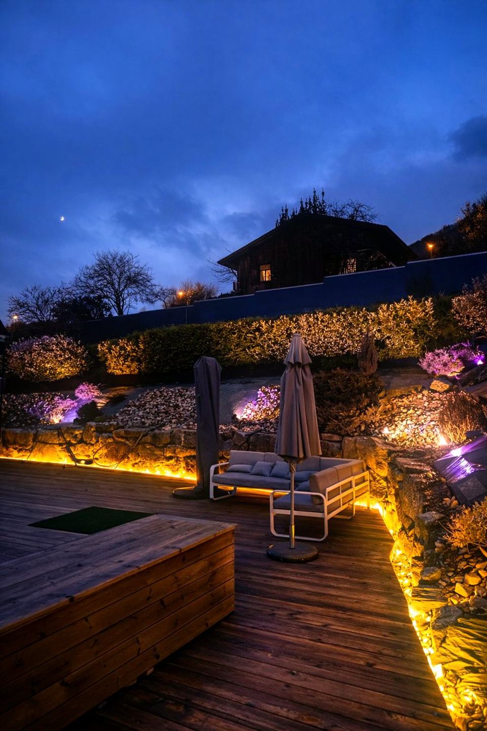 Terrasse en bois éclairée par un éclairage d'ambiance à l'heure bleue