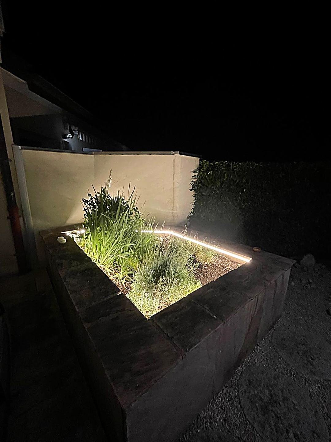 Jardin éclairé à l'heure bleue, Alpine Lighting, Haute-Savoie